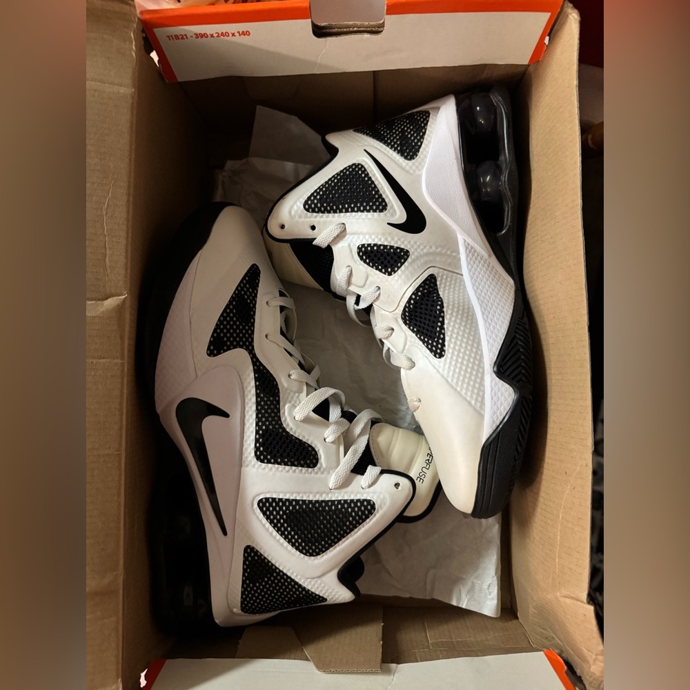 ✨Nike Shox Air Hyperballer TB in White and Black Mens 9 NIB ✨ - Picture 2 of 5